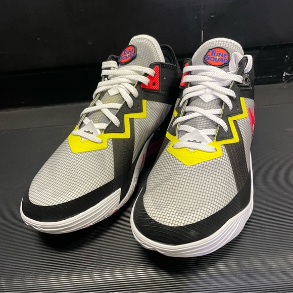NIKE
LeBron 18 Low 'Sylvester vs Tweety Space Jam' Athletic Sneakers - Picture 16 of 16